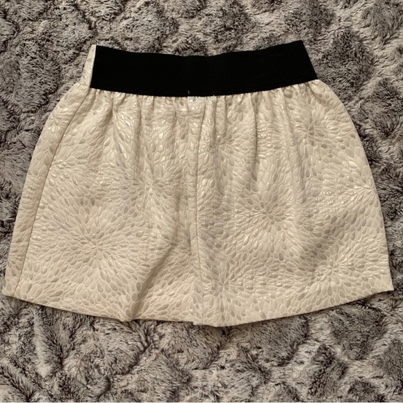 CHARLOTTE RUSSE white and silver shimmer a-line skirt - Picture 2 of 5
